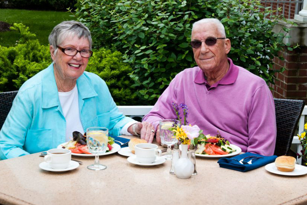 Ginger Cove couple enjoying lunch outside together